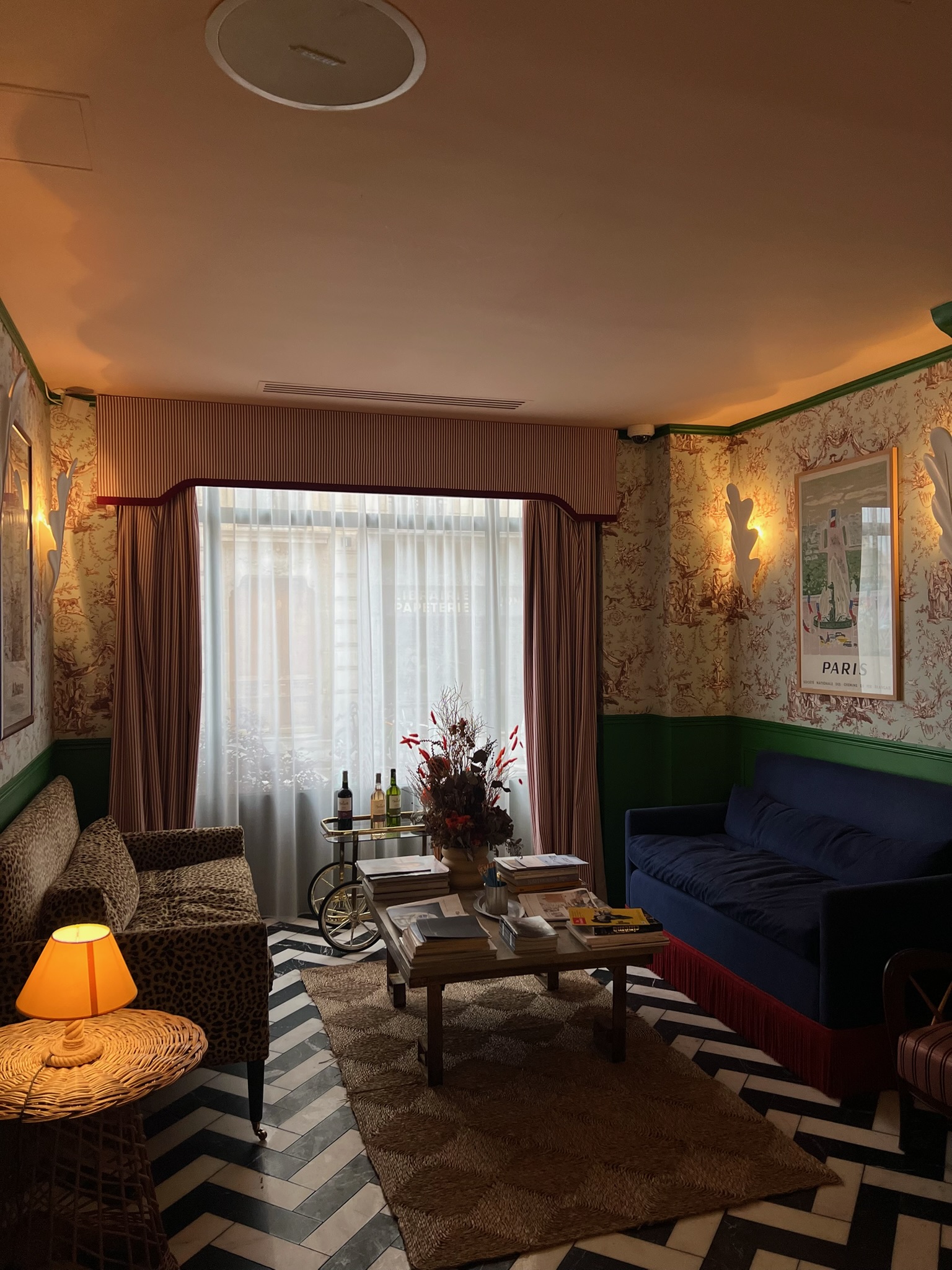 Colourful sitting room at Hotel Les Deux Gares